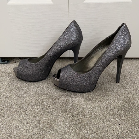 Never been worn - Guess Heel - Picture 2 of 4